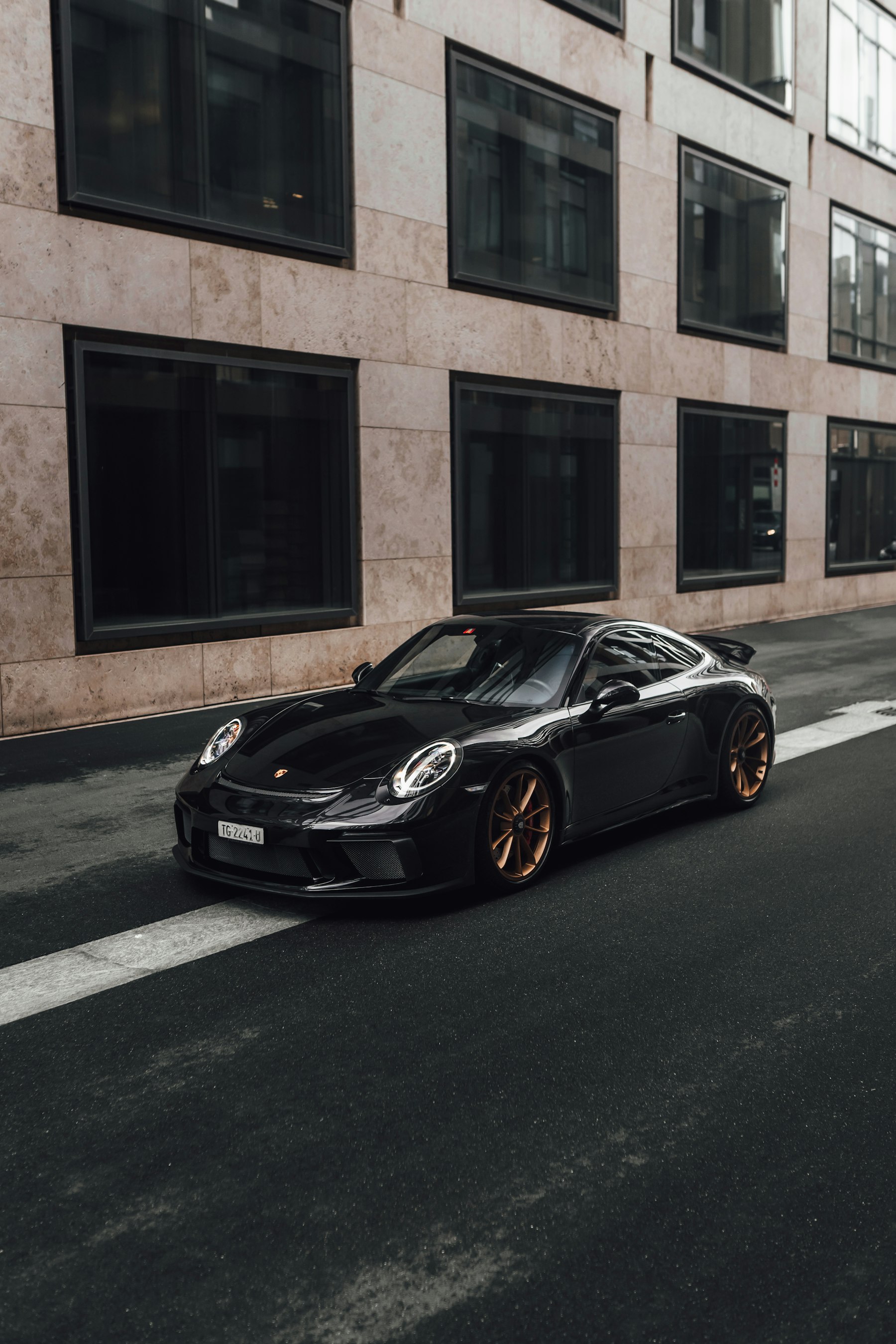 Fahrzeug mit Bronze-Leichtmetallfelgen